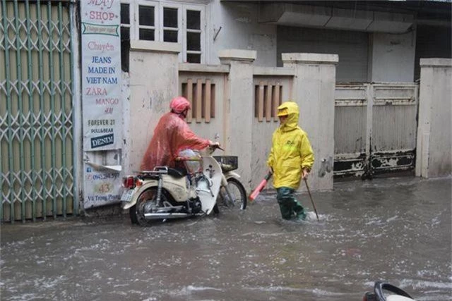 Hà Nội: Mưa lớn, nhiều tuyến phố ngập sâu trong nước - 6