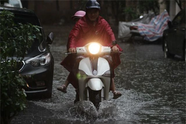 Hà Nội: Mưa lớn, nhiều tuyến phố ngập sâu trong nước - 7