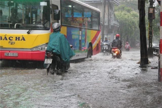 Hà Nội: Mưa lớn, nhiều tuyến phố ngập sâu trong nước - 8