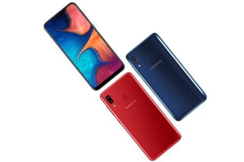 Tại thị trường Việt Nam, Samsung Galaxy A20 có 3 màu đen thiên thạch, xanh đại dương và đỏ ruby. Máy được lên kệ từ ngày 25/3 với giá 4,19 triệu đồng.