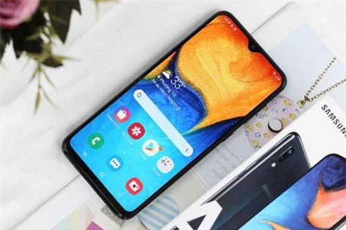 Galaxy A20 dùng tấm nền màn hình Super AMOLED kích thước 6,4 inch, độ phân giải HD Plus (1.560x720 pixel), mật độ điểm ảnh 268 ppi. Màn hình này được chia theo tỷ lệ 19,5:9, thiết kế dạng giọt nước (Infinity-V). 