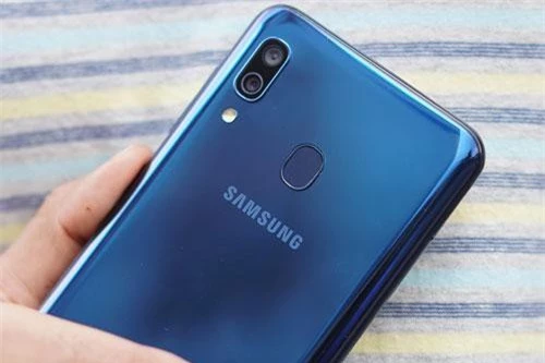 Samsung Galaxy A20 được trang bị bộ đôi camera ở mặt lưng với độ phân giải 13 MP, khẩu độ f/1.9 cho khả năng lấy nét theo pha và cảm biến phụ 5 MP, f/2.2 giúp chụp ảnh xóa phông. Bộ đôi này có đèn flash LED trợ sáng, quay video Full HD. 