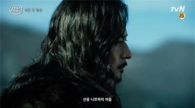 Song Joong Ki lép vế hoàn toàn trước thần thái đỉnh cao của Jang Dong Gun trong trailer phim mới - Ảnh 1.