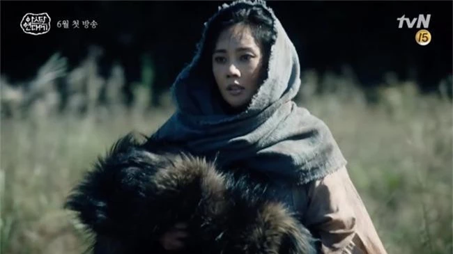Song Joong Ki lép vế hoàn toàn trước thần thái đỉnh cao của Jang Dong Gun trong trailer phim mới - Ảnh 4.