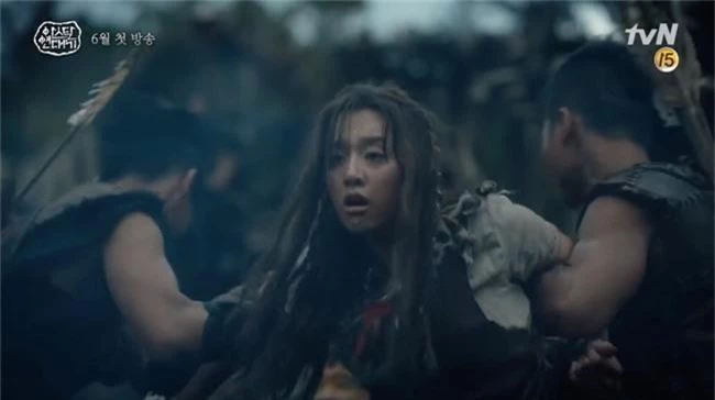 Song Joong Ki lép vế hoàn toàn trước thần thái đỉnh cao của Jang Dong Gun trong trailer phim mới - Ảnh 6.