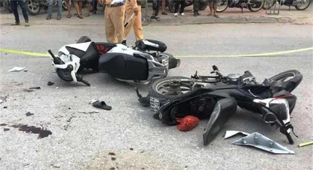 Hai bố con tử vong khi va chạm với xe máy trong đoàn đi rước dâu - 1