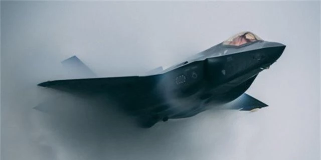 Tìm thấy xác siêu máy bay chiến đấu F-35 của Nhật Bản rơi trên biển - 1
