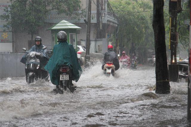 Hà Nội: Mưa lớn, nhiều tuyến phố ngập sâu trong nước