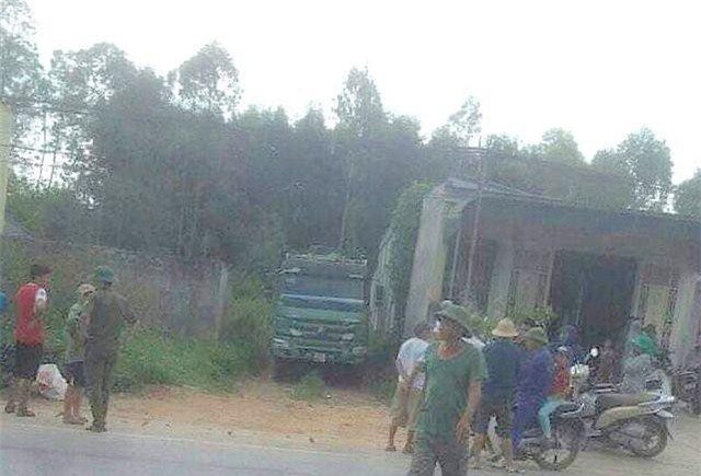 Nghệ An: Chủ nhà tá hỏa phát hiện người đàn ông chết dưới gầm xe