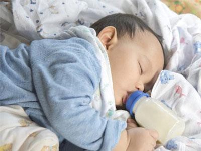 Trẻ ăn sữa công thức thay vì bú mẹ sẽ có nguy cơ cao đối diện với vấn đề này, điều mà các mẹ không hề ngờ đến