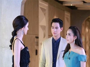 Một lần tự bắt taxi về sớm, tôi vô tình phát hiện ra thân phận thật sự của cô em họ xa nhà chồng, càng choáng hơn khi biết về chị gái cô ấy