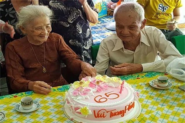 Cụ ông 96 tuổi thổi nến, cắt bánh kem cùng người yêu cũ sau 65 năm xa cách - 1