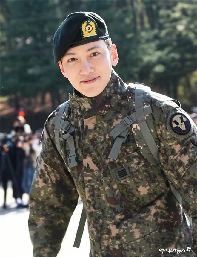 Ngạc nhiên chưa, Ji Chang Wook hóa Captain America “đóng băng” trong 20 năm” để thực hiện ước mơ lái siêu xe màu đỏ - Ảnh 1.