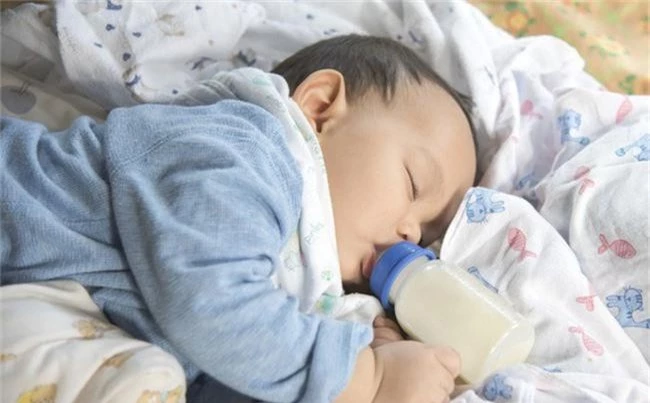 Trẻ ăn sữa công thức thay vì bú mẹ sẽ có nguy cơ cao đối diện với vấn đề này, điều mà các mẹ không hề ngờ đến - Ảnh 1.