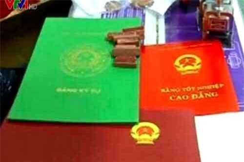 Thu giữ hơn 1 tấn phôi và 1.200 con dấu giả các trường đại học