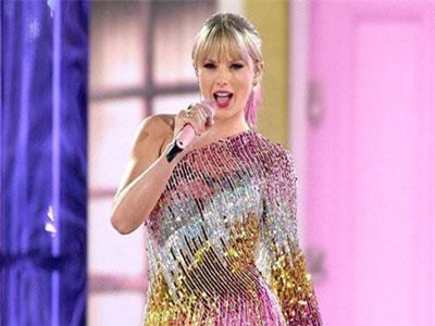 Taylor Swift cực nóng bỏng hát hit mới toanh nhưng khán giả chỉ chú ý đến đôi chân và bắp đùi “khủng”