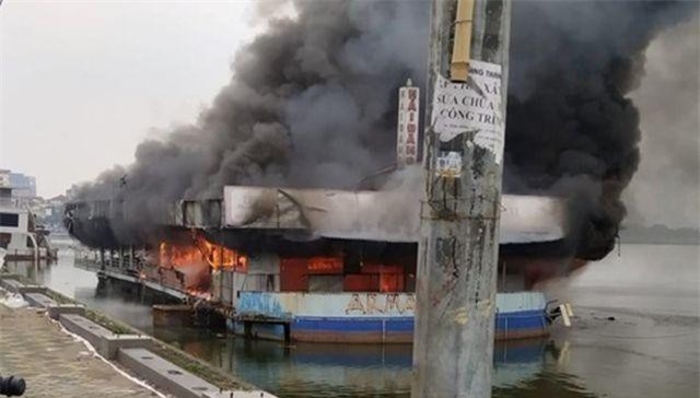 Hà Nội: Nhà thuyền nổi Hồ Tây bốc cháy ngùn ngụt