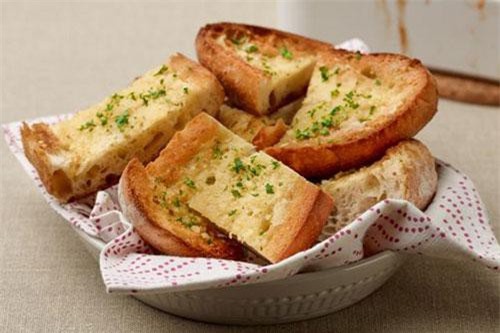 CLIP: Cách làm bánh mì bơ tỏi không cần lò nướng