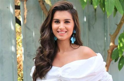 Nhan sắc hoàn hảo của nữ diễn viên Ấn Độ Tara Sutaria