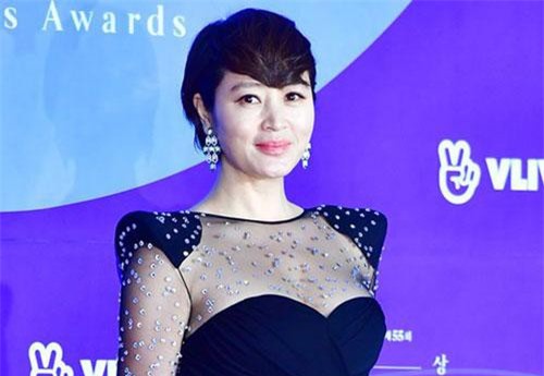"Chị đẹp" Kim Hye Soo đẹp lấn át và quyến rũ trên thảm đỏ Baeksang 2019