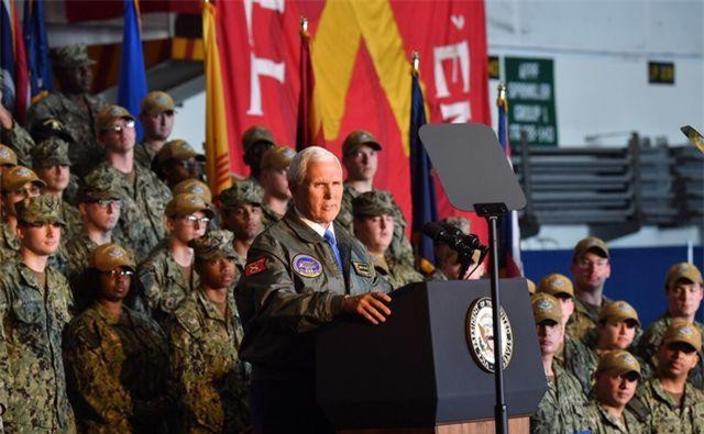 Binh sĩ Mỹ được chỉ đạo vỗ tay "như ở câu lạc bộ thoát y" để đón Phó Tổng thống