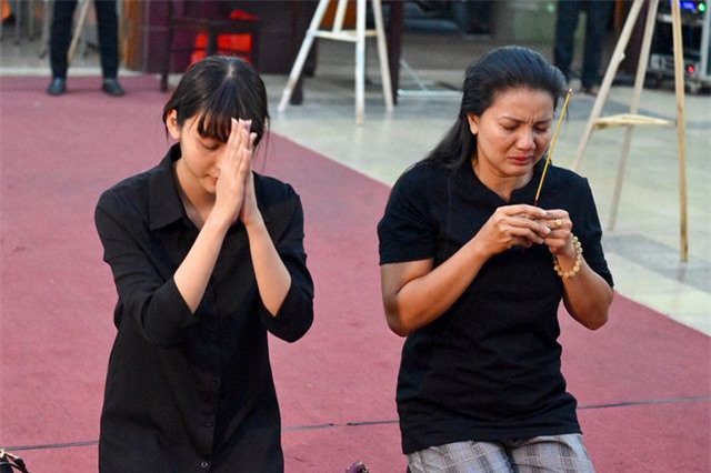 NSƯT Kim Xuân, Lê Thiện... khóc nức nở khi đến viếng Lê Bình