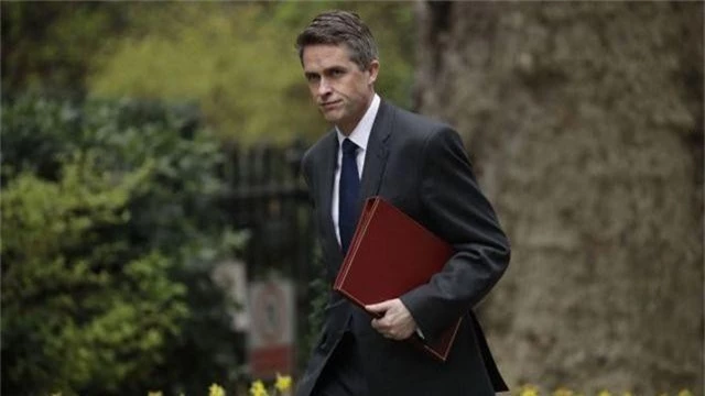 Bộ trưởng Quốc phòng Anh mất chức vì rò rỉ thông tin về Huawei - 1
