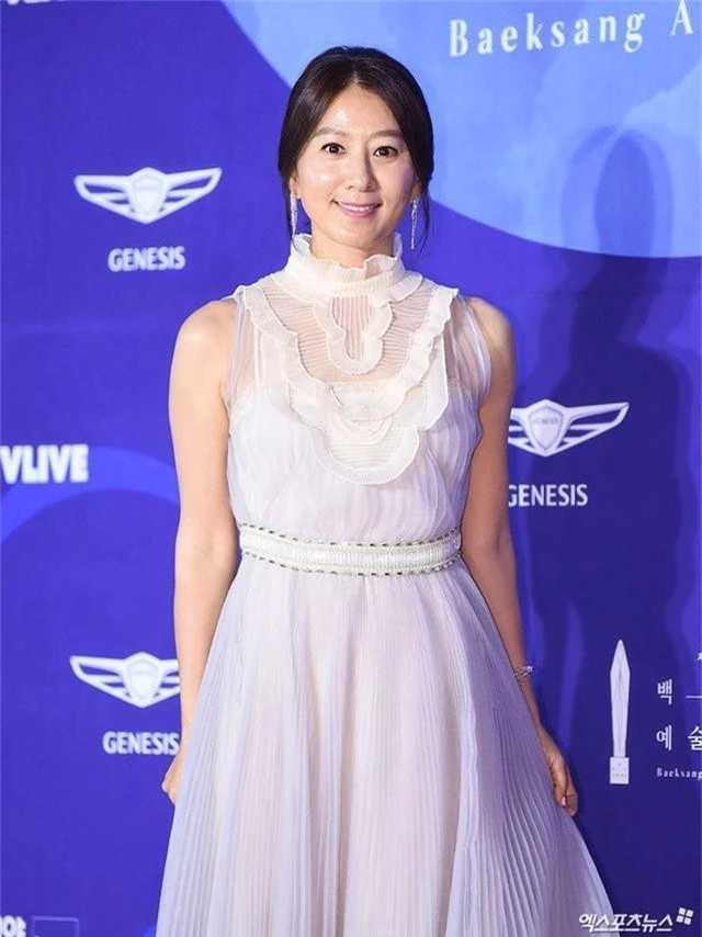 Chị đẹp Kim Hye Soo đẹp lấn át và quyến rũ trên thảm đỏ Baeksang 2019 - 16