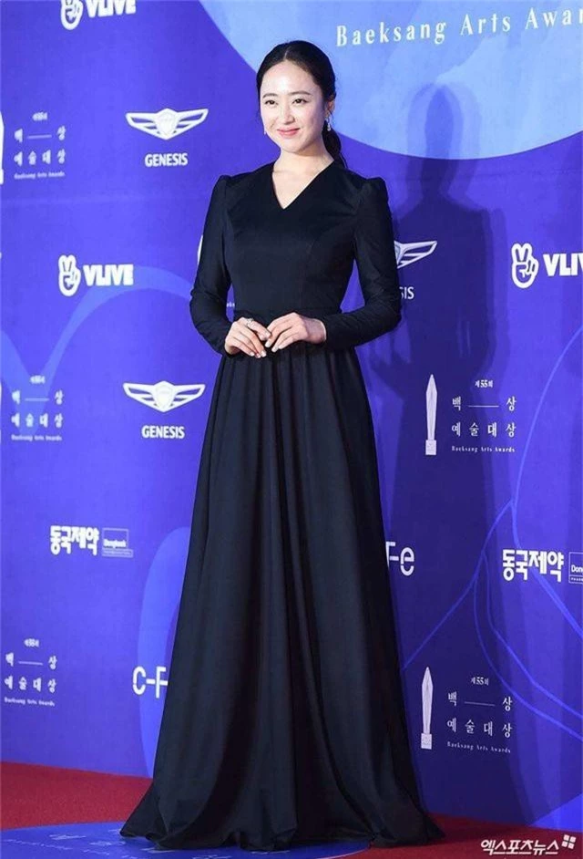 Chị đẹp Kim Hye Soo đẹp lấn át và quyến rũ trên thảm đỏ Baeksang 2019 - 23