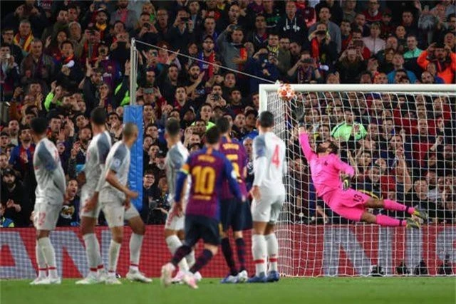 HLV Barcelona choáng vì siêu phẩm của Messi - 1