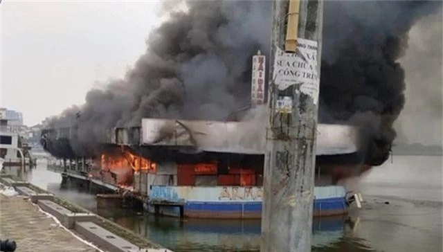 Hà Nội: Nhà thuyền nổi Hồ Tây bốc cháy ngùn ngụt - 1