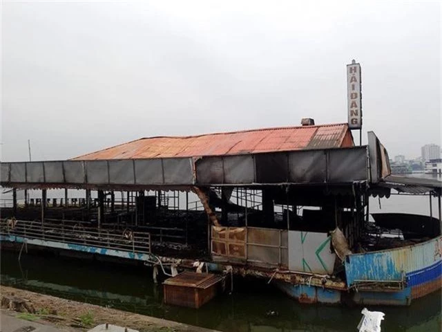 Hà Nội: Nhà thuyền nổi Hồ Tây bốc cháy ngùn ngụt - 2