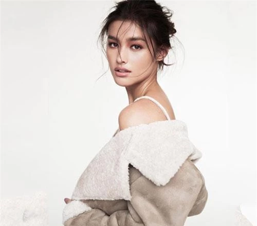 Liza Soberano sinh ngày 4/1/1998 tại California, Mỹ.