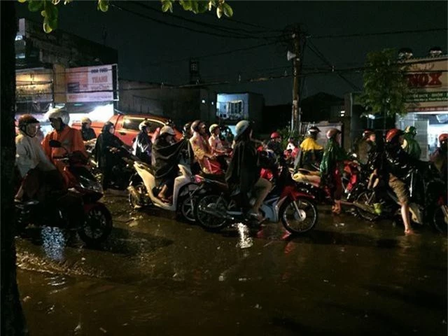 Người dân Biên Hòa bì bõm lội nước sau cơn mưa lớn đầu mùa - 2