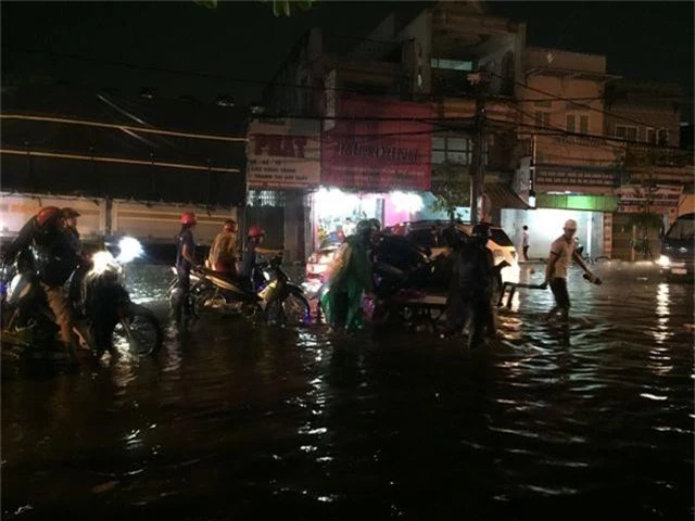 Người dân Biên Hòa bì bõm lội nước sau cơn mưa lớn đầu mùa - 5