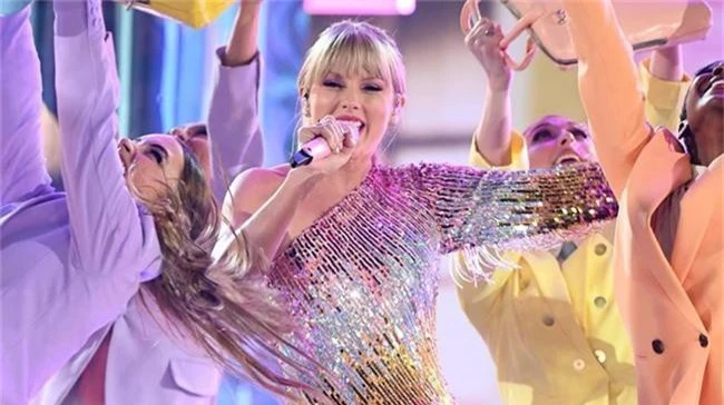 Taylor Swift mang hit mới toanh lên sân khấu Billboard Music Awards 2019 nhưng khán giả chỉ chú ý đến đôi chân của cô - Ảnh 5.