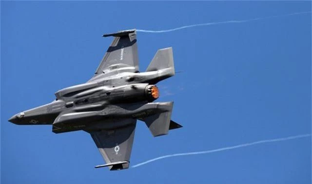 “Tia chớp” F-35 nhào lộn 12 động tác mãn nhãn trên bầu trời Mỹ - 2