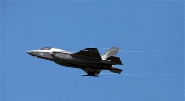 “Tia chớp” F-35 nhào lộn 12 động tác mãn nhãn trên bầu trời Mỹ - 3