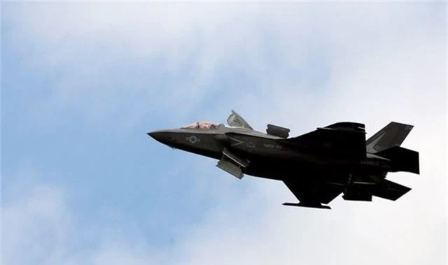 “Tia chớp” F-35 nhào lộn 12 động tác mãn nhãn trên bầu trời Mỹ - 4