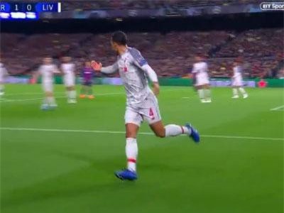 Sợ Messi, Van Dijk kêu gọi đồng đội trợ giúp