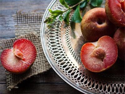 Ăn nhiều mận thực sự có thể gặp họa khôn lường như thế này