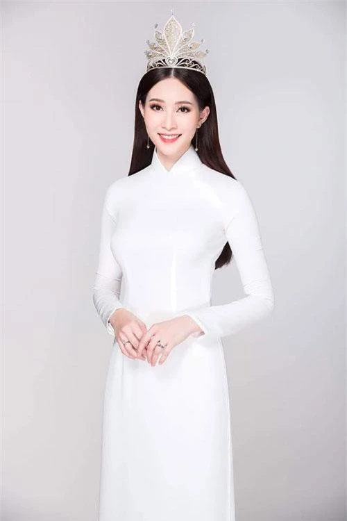 Cô gây chú ý khi đăng quang Hoa hậu Việt Nam 2012.