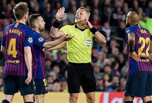 CLIP: Trọng tài bỏ qua 1 quả phạt đền của Barca