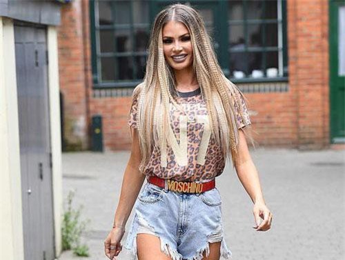 Chloe Sims sành điệu với quần lửng, bốt cao cổ