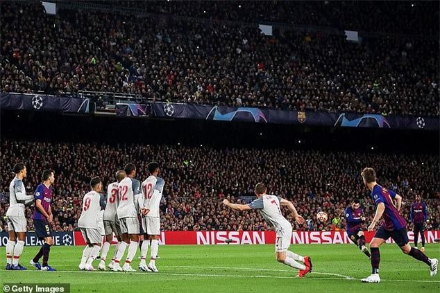 Messi bị phát hiện ăn gian ở siêu phẩm đá phạt