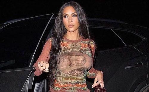 Kim Kardashian lại bị chê vì trang phục kỳ dị