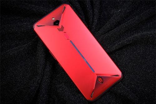 Smartphone gaming chip S855, RAM 12 GB, quay video 8K, giá ‘mềm’