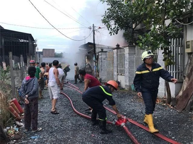 Cháy lớn trong khu dân cư, nhiều người may mắn thoát nạn - 3