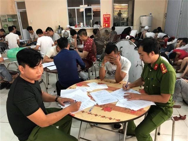 Đột kích quán bar tại Đà Nẵng: 80 người dương tính ma tuý - 2