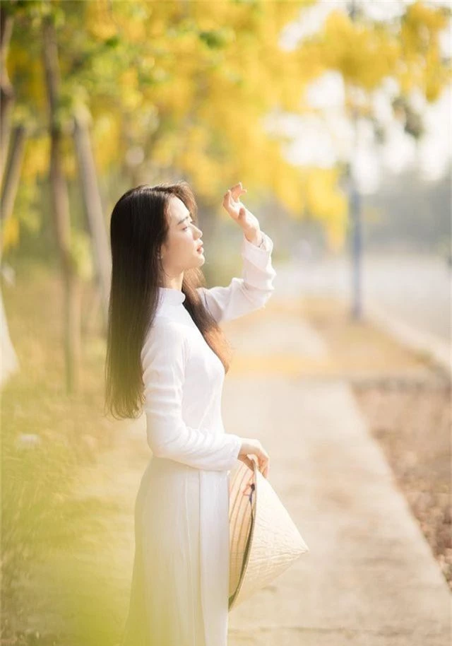 “Hot girl che nắng” đẹp tinh khôi trong tà áo dài trắng - 4